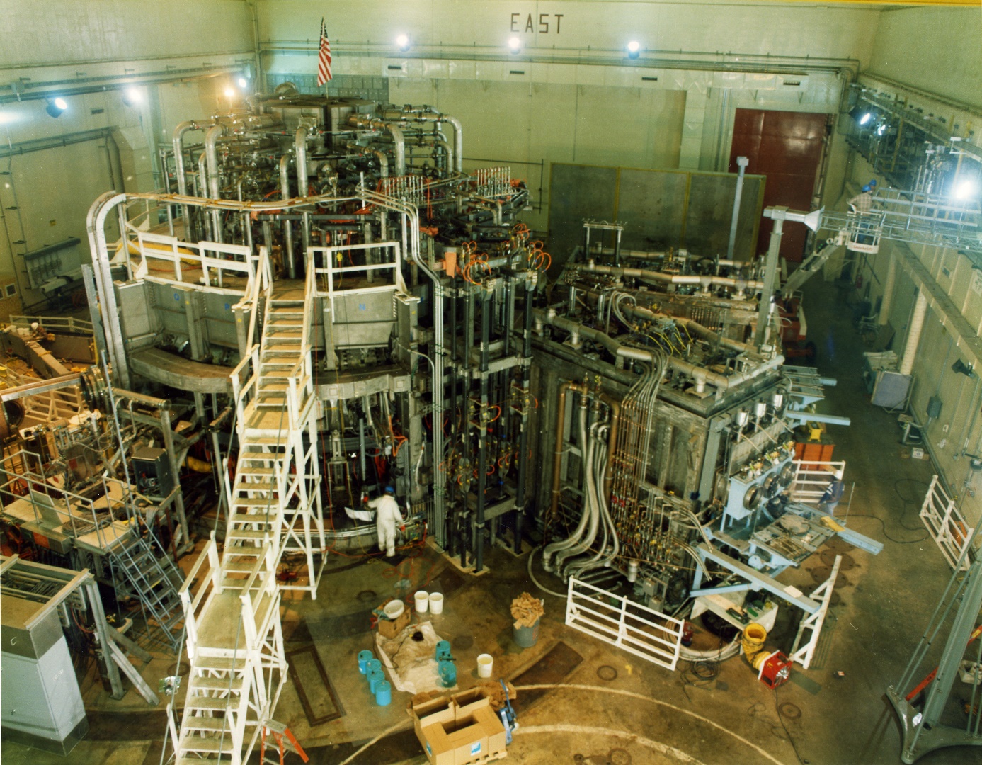 Americký tokamak TFTR (zdroj Princeton Plasma Physics Laboratory).