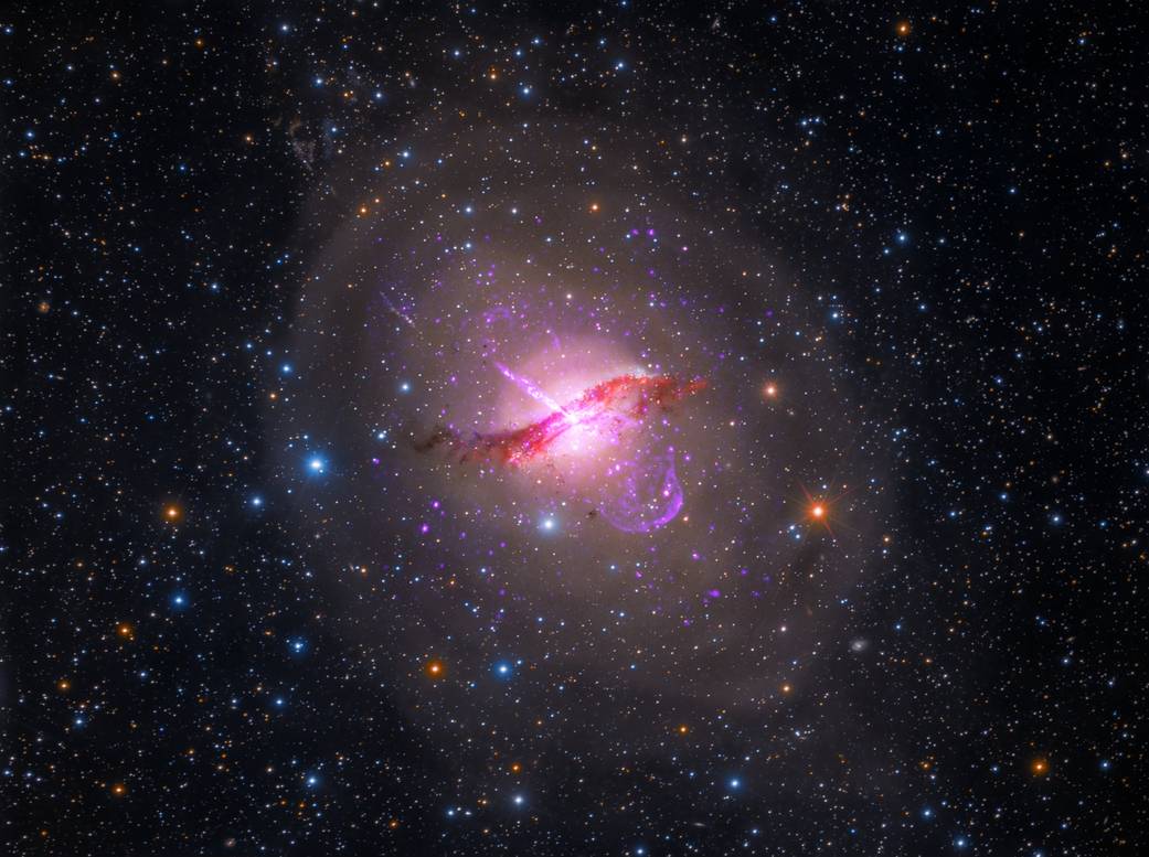 Multispektrální obraz aktivní galaxie Centaurus A (NGC 5128). Tato galaxie by díky své blízkosti mohla být významným zdroje částic kosmického záření extrémně vysoké energie (zdroj X-ray: NASA/CXC/SAO; Optical: Rolf Olsen; Infrared: NASA/JPL-Caltech)