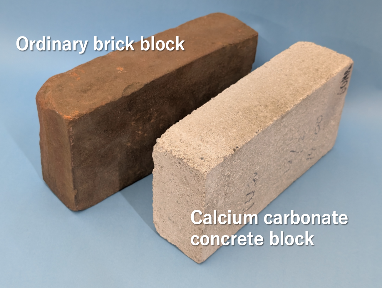 Vpravo cihla z recyklovaného betonu. Kredit: Maruyama et al. (2024), Journal of Advanced Concrete Technology.