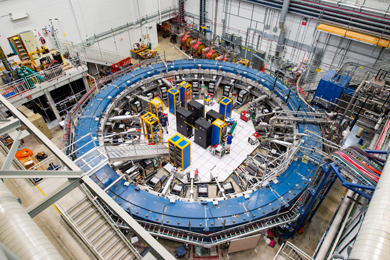 Experiment Muon g-2 v laboratoři Fermilab měří s fantastickou přesností hodnotu magnetického dipólového momentu mionu (zdroj Fermila/Reider Hahn).