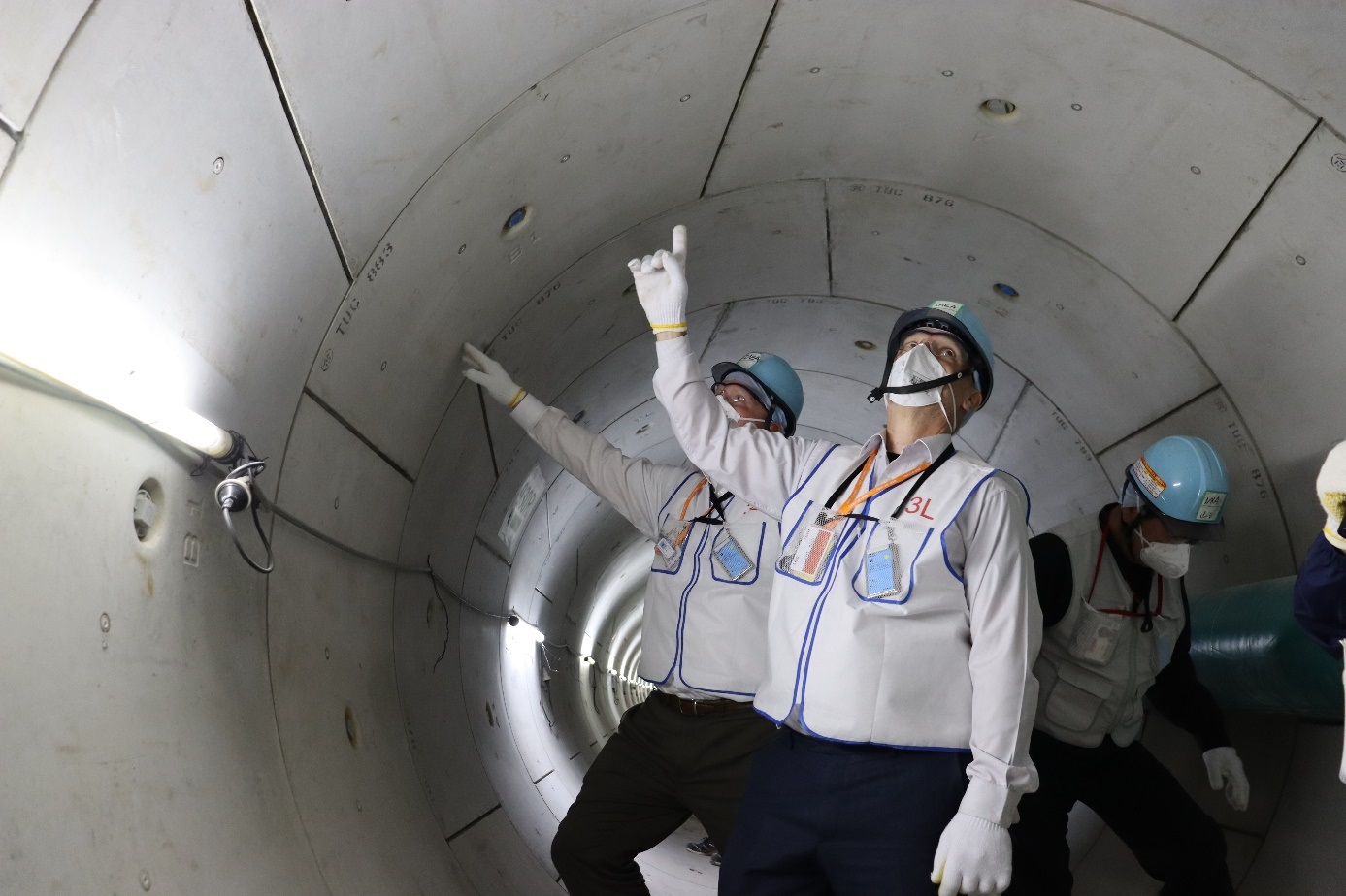 Kontrola vypouštěcího zařízení pro vypouštění vody z tritiem, konkrétně tunelu, před jeho dokončením a spuštěním (zdroj TEPCO).