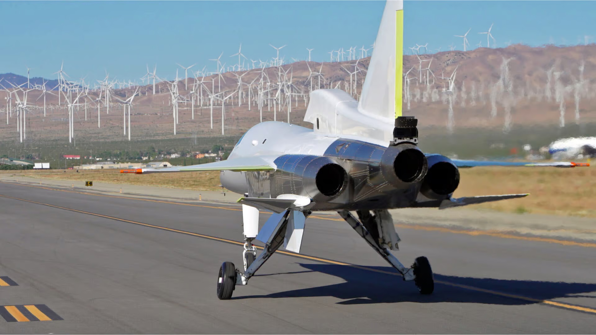 XB-1 na ranveji. Kredit: Boom Supersonic.