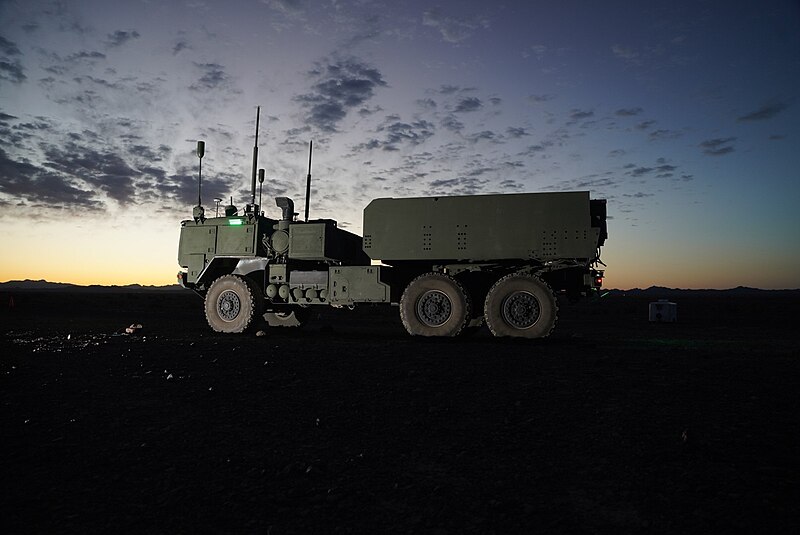 Autonomous Multi-domain Launcher, duben 2024. Kredit: US Army, Wikimedia Commons.