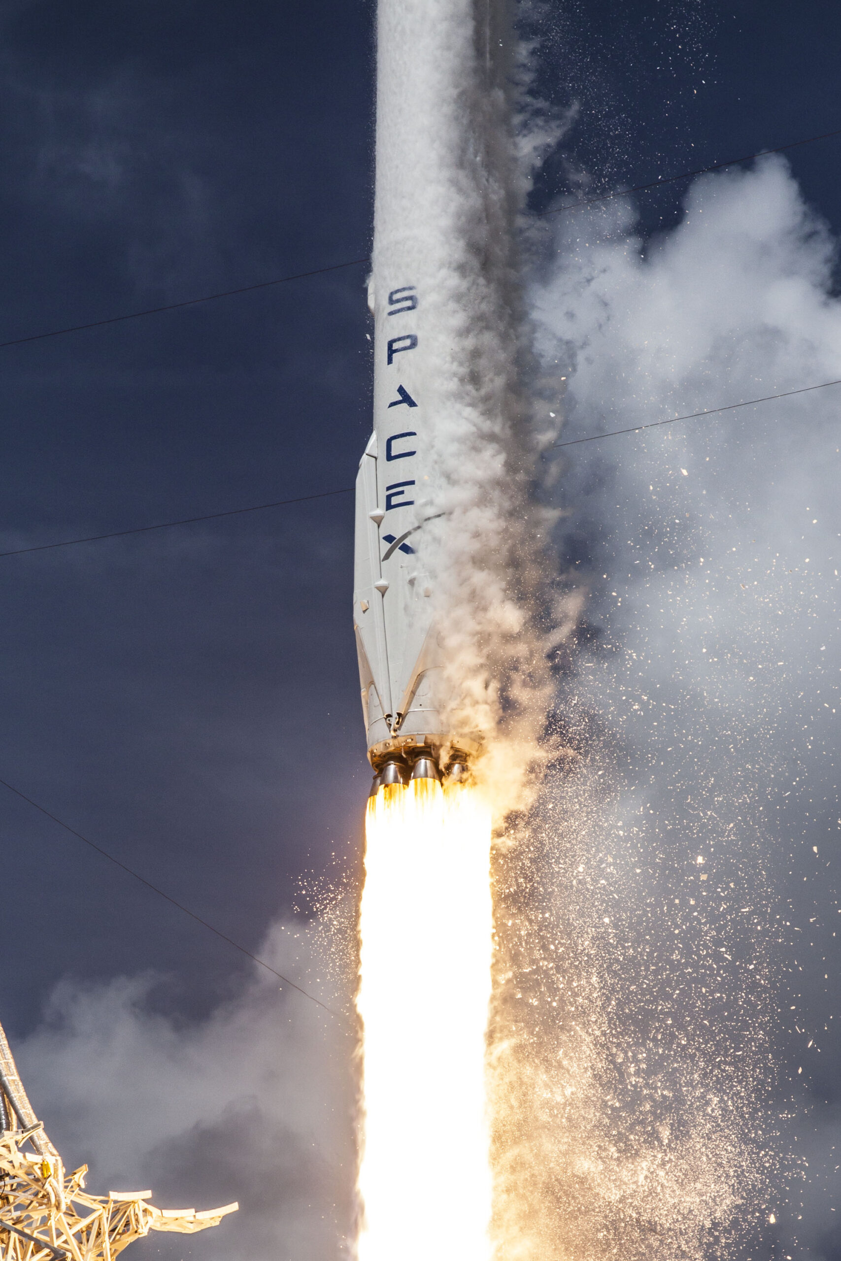 Falcon-9 je dvoustupňová moderní raketa využívající petrolej RP-1 jako palivo. Zdroj: SpaceX