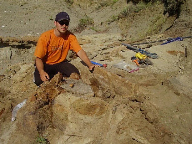 Autor článku na lokalitě se sedimenty geologického souvrství Hell Creek na území východní Montany. Právě v horninách této geologické formace můžeme sledovat nejúplnější verzi děsivého příběhu, který se odehrál před 66 miliony let. Kredit: Vladimír So