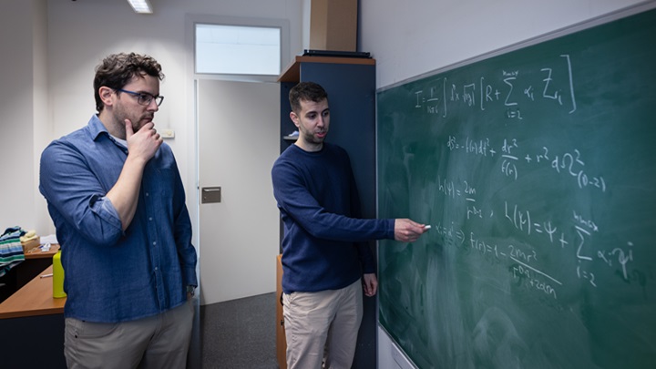 Klasická scéna. Pablo Bueno (vlevo) a Pablo Cano (vpravo) u tabule. Kredit: Universitat de Barcelona.