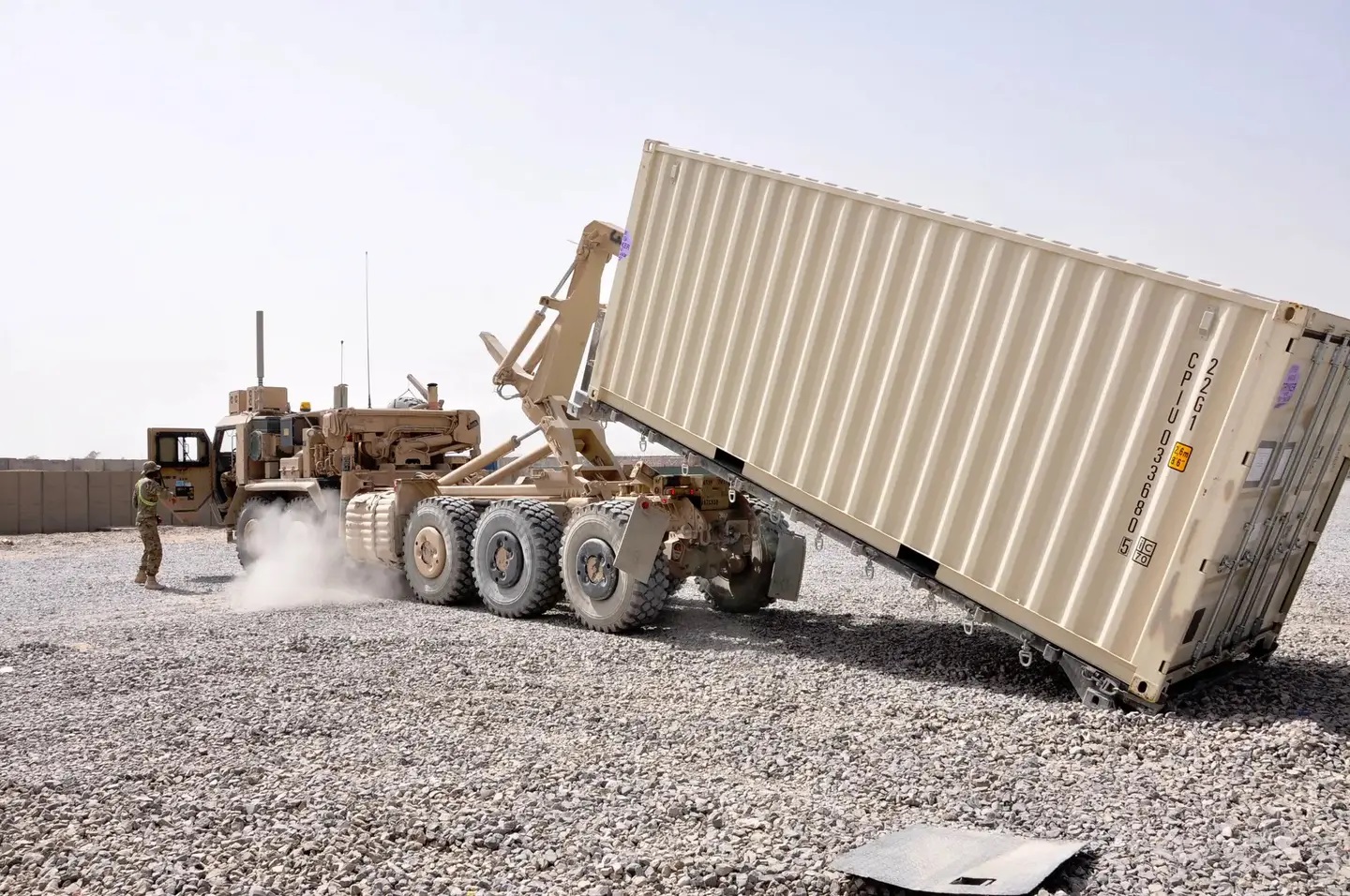 Standardizovaný vojenský náklaďák US Army M1074 Palletized Load System. Kredit: US Army.