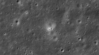 Snímek místa přistání modulu Čchang-e 6 v kráteru Apollo pomocí americké družice Měsíce LRO. Modul je světlá skvrnka uprostřed fotografie (zdroj NASA).