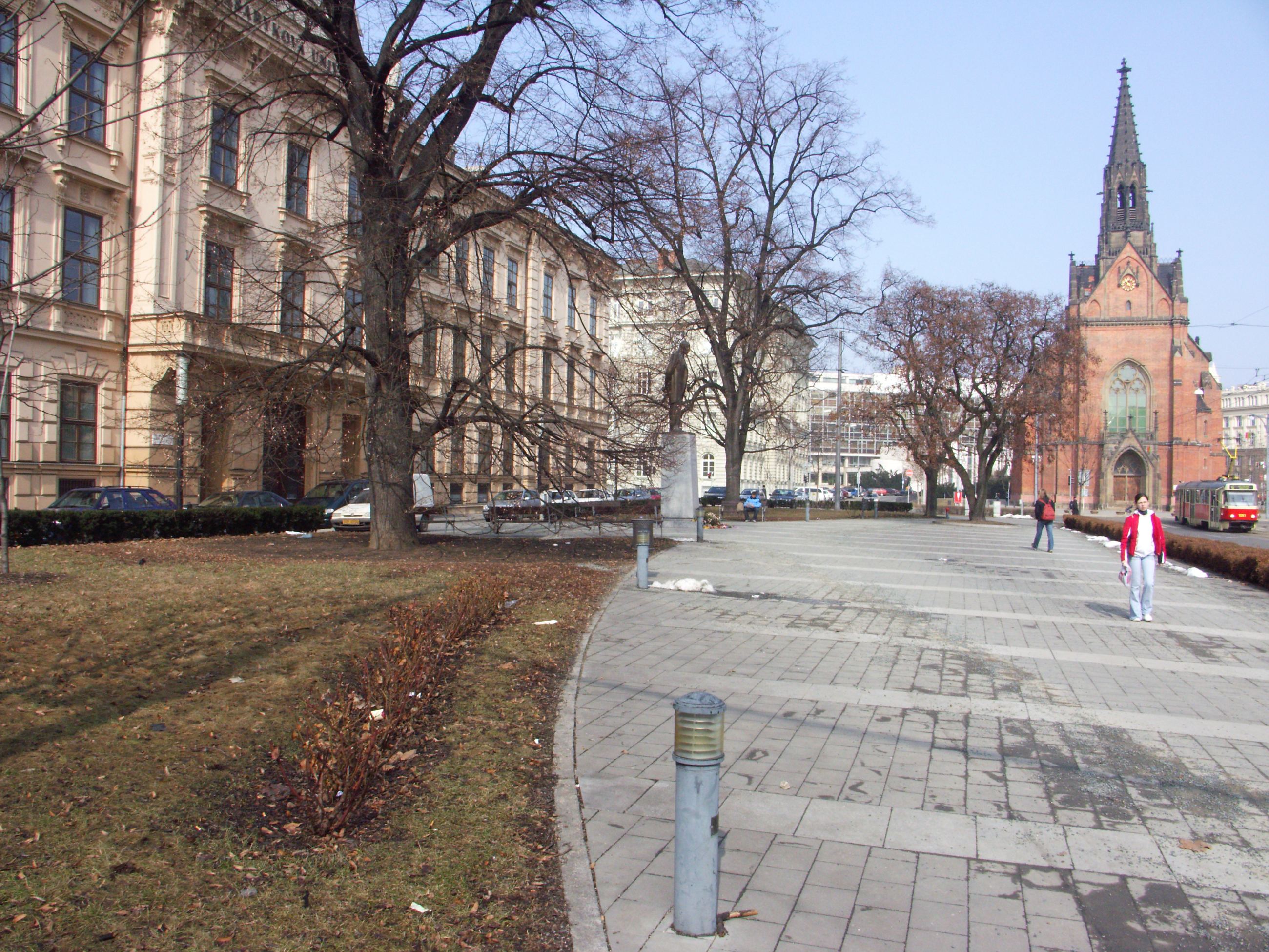 Komenského nám. v Brně. Vlevo budova bývalé Německé vysoké školy technické, před níž se v letech 1882-1945 bludné balvany nacházely. Foto: A. Uhlíř, 2006.