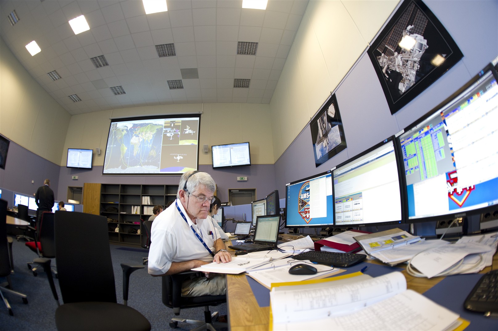 Středisko pro řízení AMS-02 bylo vybudováno v laboratoři CERN. Obrázek z počátků jeho existence (zdroj AMS-02/CERN).