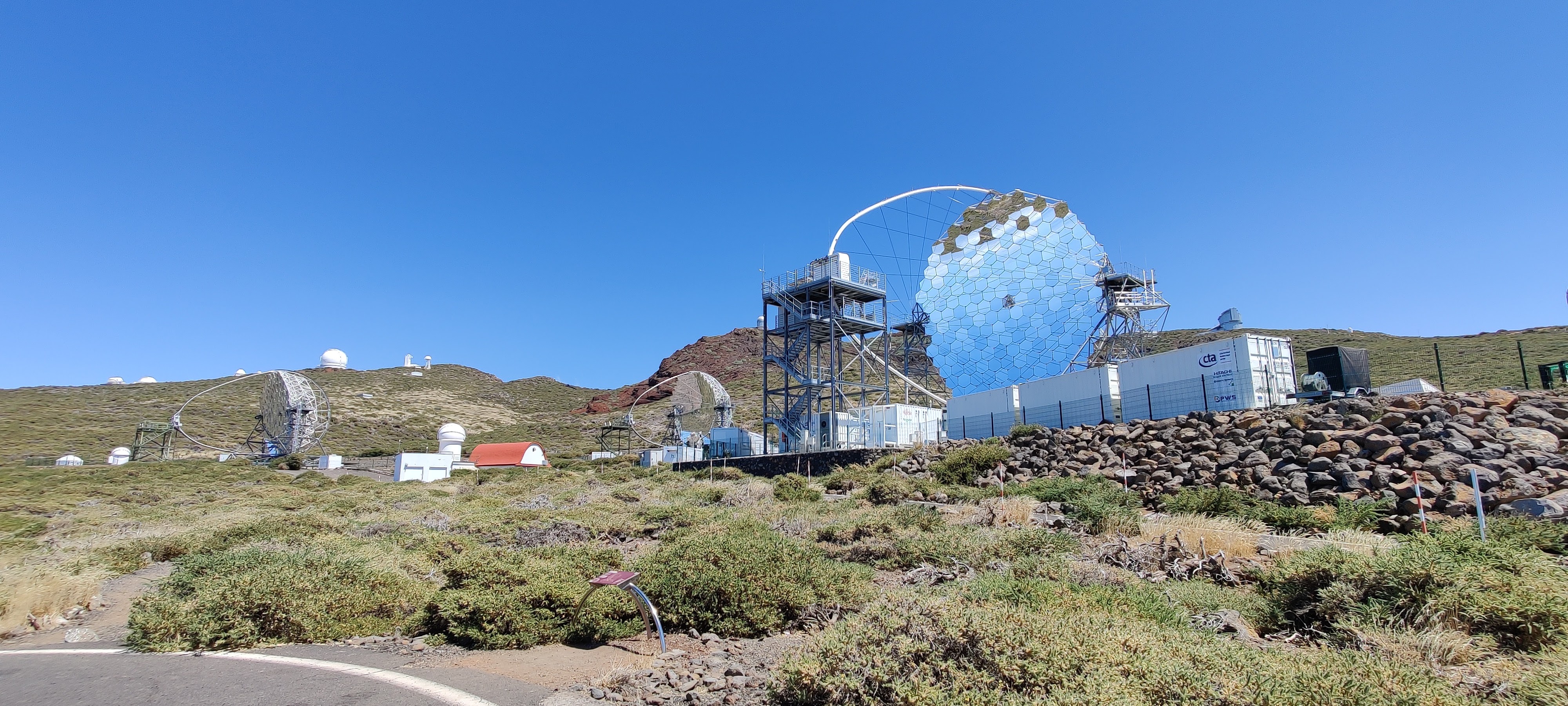 Dva teleskopy observatoře MAGIC Floriana Goebela na ostrově La Palma slouží k detekci elektromagnetických spršek produkovaných fotony gama kosmického záření s extrémní energií (foto Marek Holub).