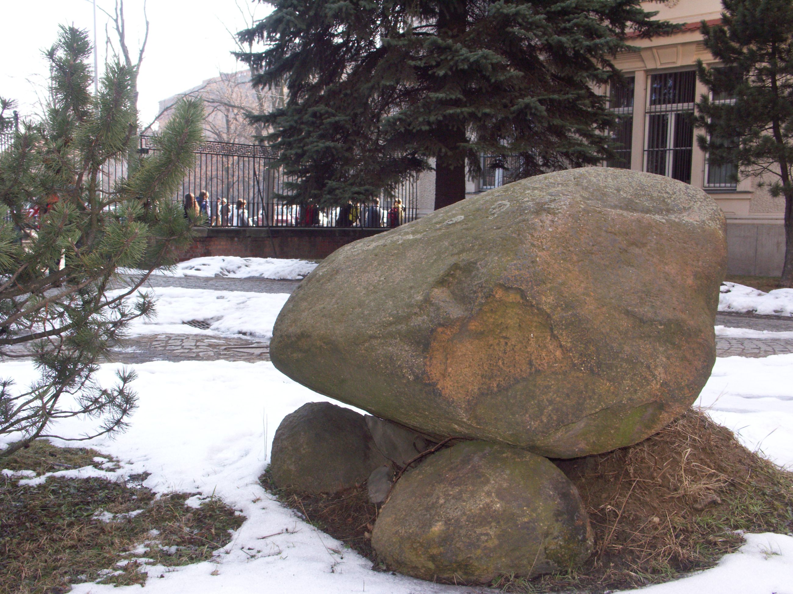 Bludné balvany u Fakulty stavební VUT v Brně, Veveří 95. Foto: A. Uhlíř, 2006.