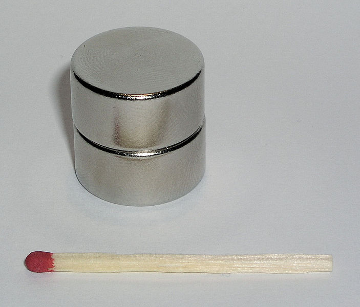 Neodymové magnety (NdFeB). Kredit: Dalvin, Wikimedia Commons.