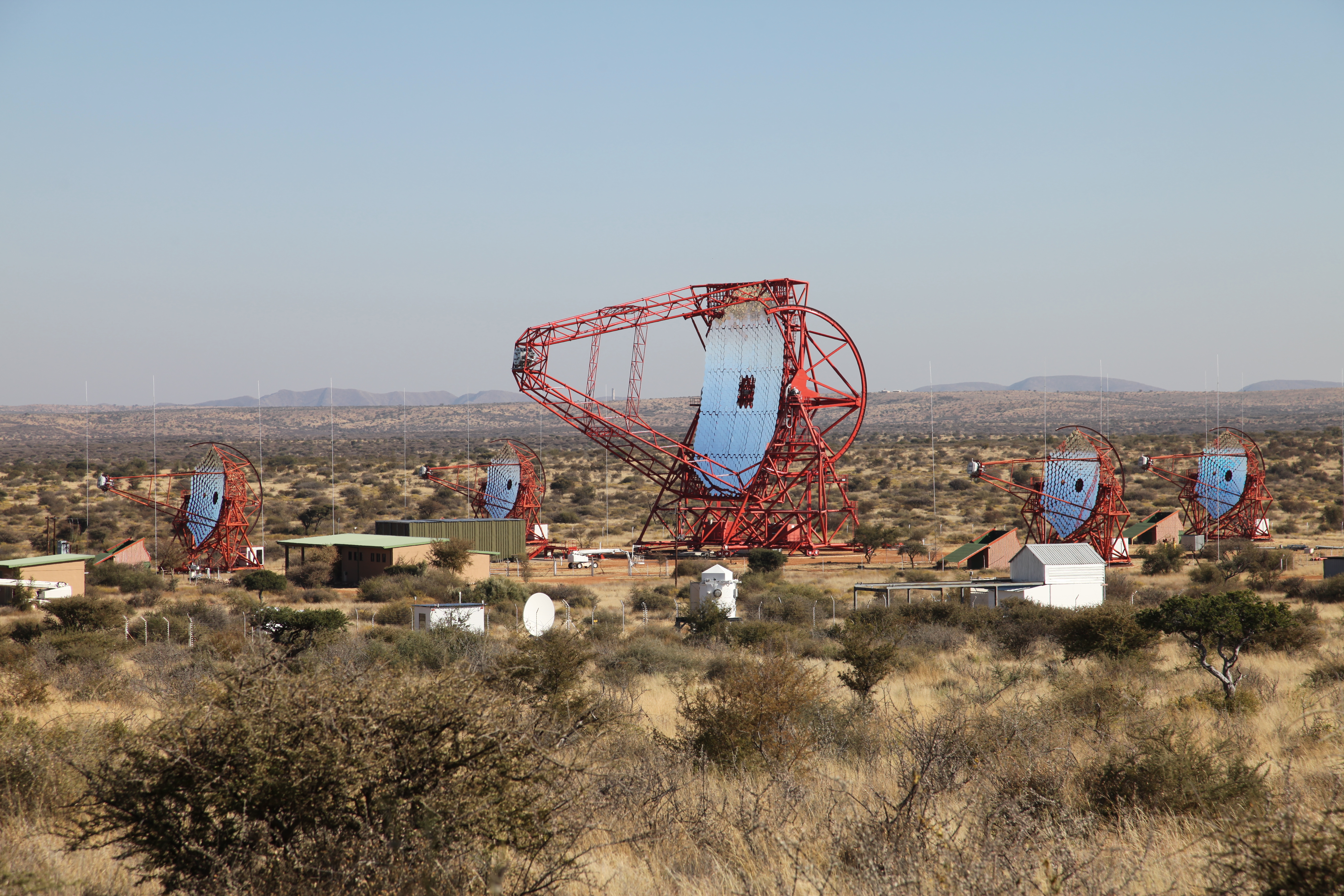 Observatoř HESS (zdroj: Spolupráce HESS, Frikkie van Greunen).