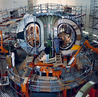 Práce na vylepšení tokamaku ASDEX Upgrade (zdroj Max Planck Institute for Plasma Physics)