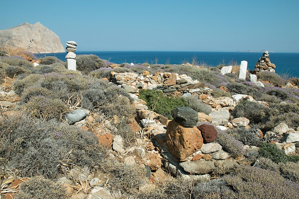 Antické navigační značky, v pozadí vlevo je útes Kalamos. Kredit: Zde, Wikimedia Commons. Licence CC 4.0.