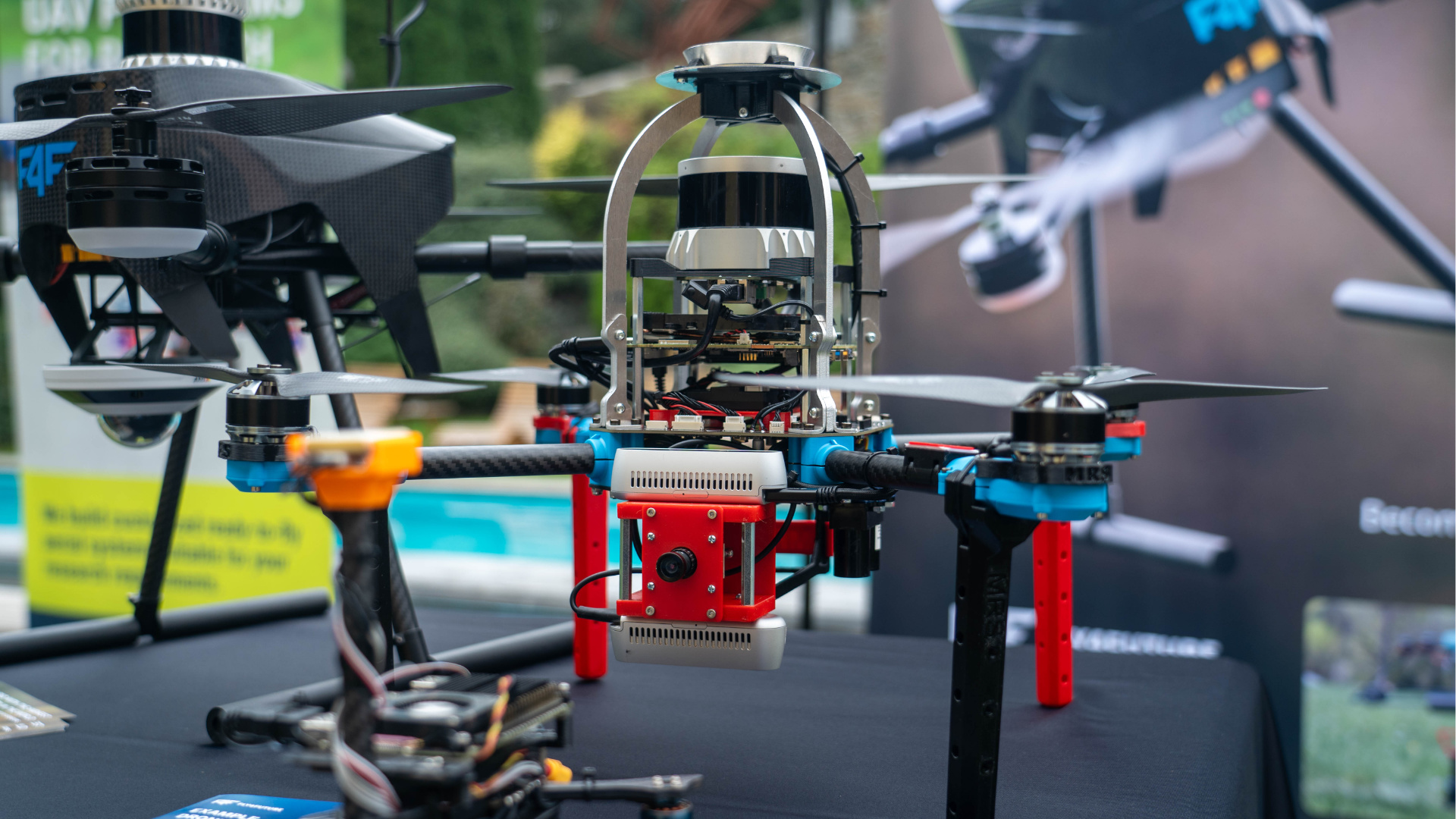 Dron Fly4Future dokáže provádět autonomní patrolaci nad stanoveným perimetrem a obraz z kamery Axis je součástí běžného kamerového systému. Robopes Spot zase s pomocí kamery rozpozná člověka od zvířete nebo vozu a případné narušitele osloví s pomocí 