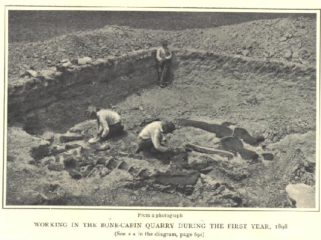 Část týmu z Amerického přírodovědeckého muzea v New Yorku, pracující v roce 1898 na lokalitě Bone Cabin Quarry. Původní „kostěná chatrč“, jejíž základy byly nevědomky vytvořeny z fragmentů dinosauřích kostí, už tu v té době pravděpodobně nestála. Kre