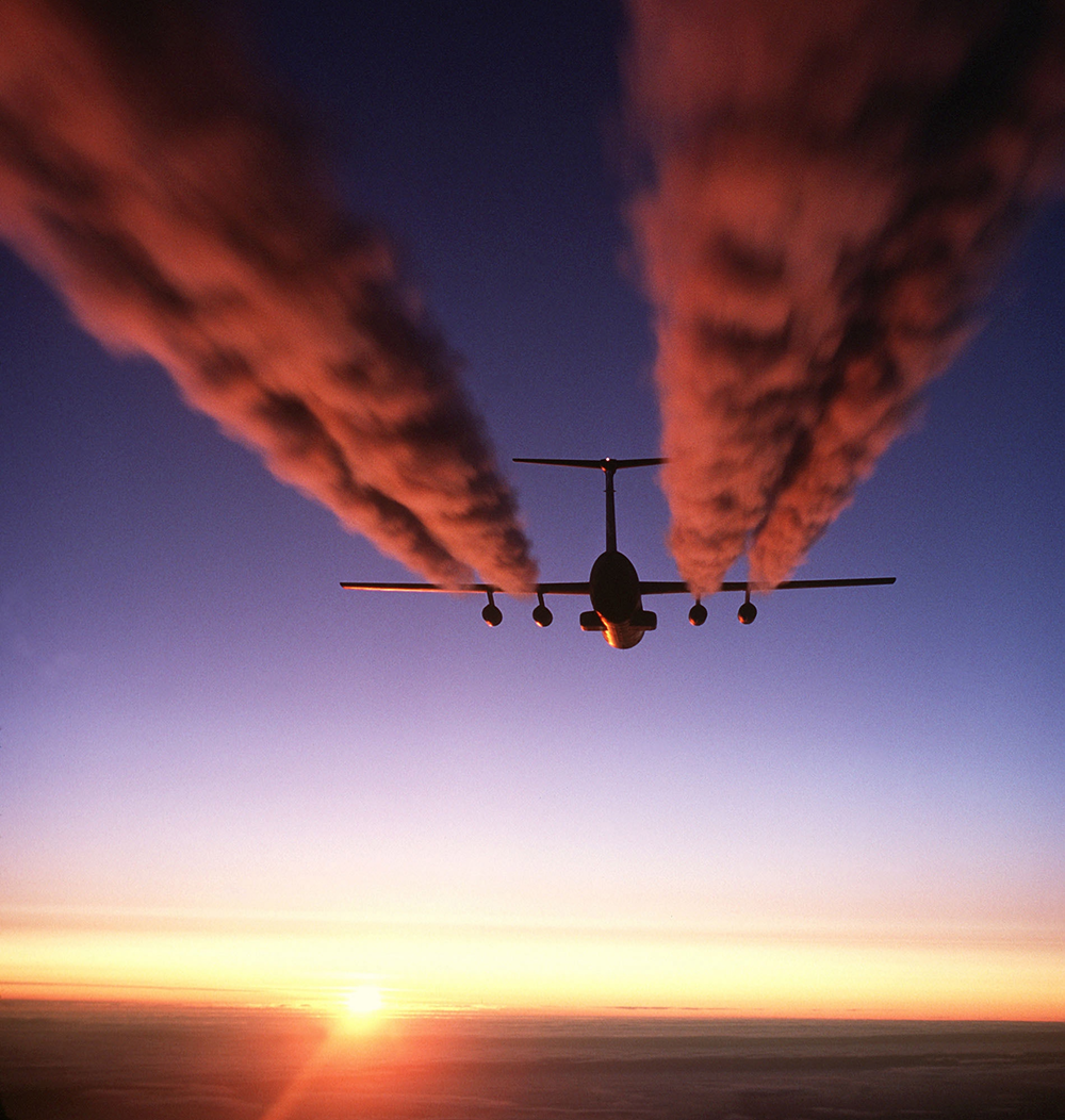 C-141 Starlifter a jeho kondenzační stopy nad Antarktidou. Kredit: volné dílo.