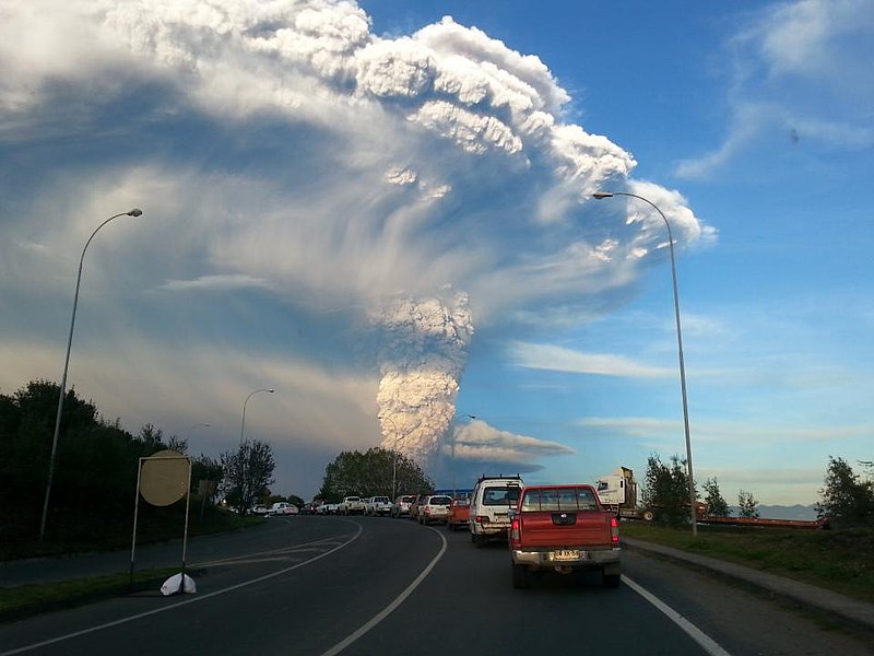 Erupce chilského vulkánu Calbuco (2015). Kredit: Aeveraal, Wikimedia Commons, CC BY-SA 4.0.