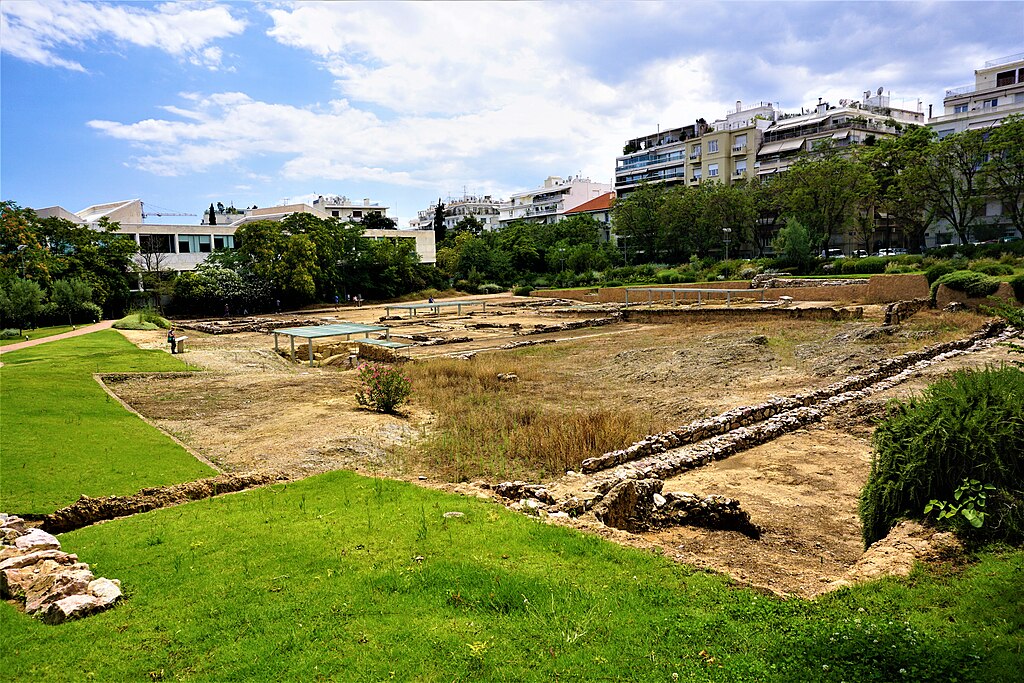 Archeologický areál Aristotelova Lykeia v Athénách, v ulici Rigilis. Kredit: Joyofmuseums, Wikimedia Commons. Licence CC 4.0.