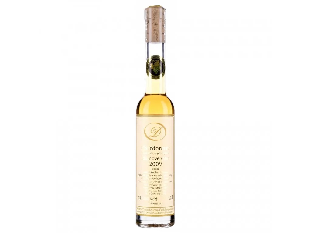 Chardonnay Slámové víno archivní 2009 - výrobce Oldřich Drápal. 889 Kč, K ledovým a slámovým vínům je zákon nejbenevolentnější. Mohou obsahovat až 400 mg oxidu siřičitého na litr vína. Kredit foto: Vaše vinotéka.