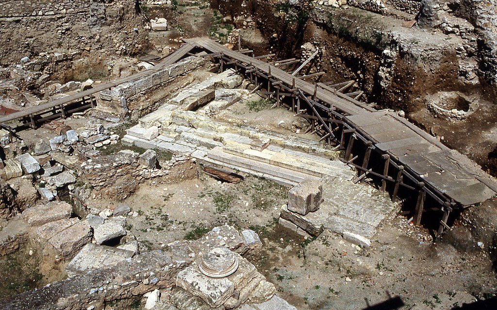 Malovaná stoa (Stoa Poikilé), zbytky jejího západního konce u nynější Hadriánovy ulice nedaleko Staré agory v Athénách. Stav roku 1991. Kredit: Mark Landon, Wikimedia Commons. Licence CC 4.0.