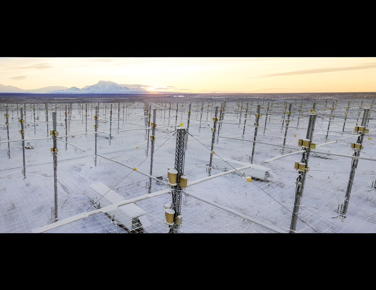 Ikonický HAARP. Kredit: UAF/GI. Foto: JR Ancheta.