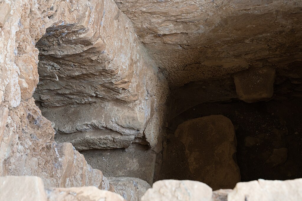 Detail klenutého vstupu do tunelu. Propojení starší řecké stavby s římskou opravou a přestavbou. Asi 1 století n. l. Kredit: Zde, Wikimedia Commons. Licence CC 4.0.