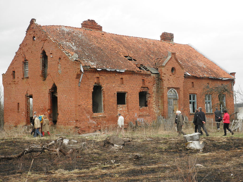 Zde v letech 1747-1750 Kant vyučoval děti. Kostel v Judčenu u Königsbergu, nyní Vessjolovka u Kaliningradu, stav roku 2013 před dokončením opravy. Kredit: Wikswat, Wikimedia Commons