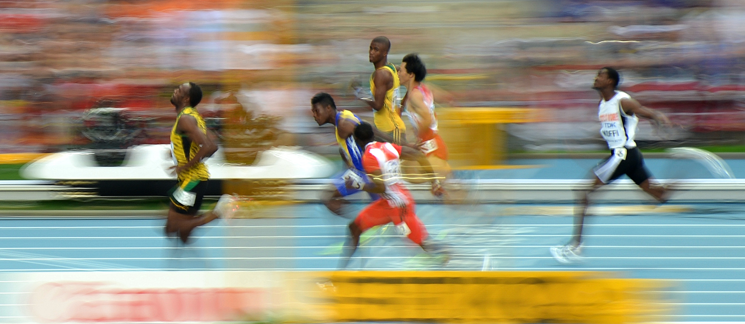 Usain Bolt v akci na Mistrovství světa v atletice v Moskvě roku 2013. O čtyři roky dříve dosáhl tento jamajský fenomén vůbec nejvyšší zdokumentované rychlosti v lidském běhu, a to 12,42 m/s neboli 44,72 km/h (když prolétl jedním 20 metrů dlouhým úsek