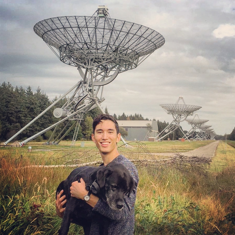 Martijn Oei sesvým psem (Pallas). V pozadí  Westerbork Synthesis Radio Telescope. Kredit: Leiden Observatory.