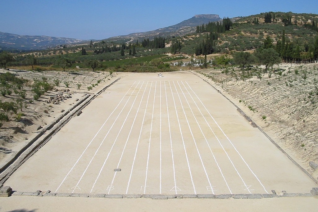 Stadion nemejských her v úpravě pro místní hry v době olympiády roku 2004. Startovní čára. Kredit: Zde, Wikimedia Commons. Licence CC 4.0.