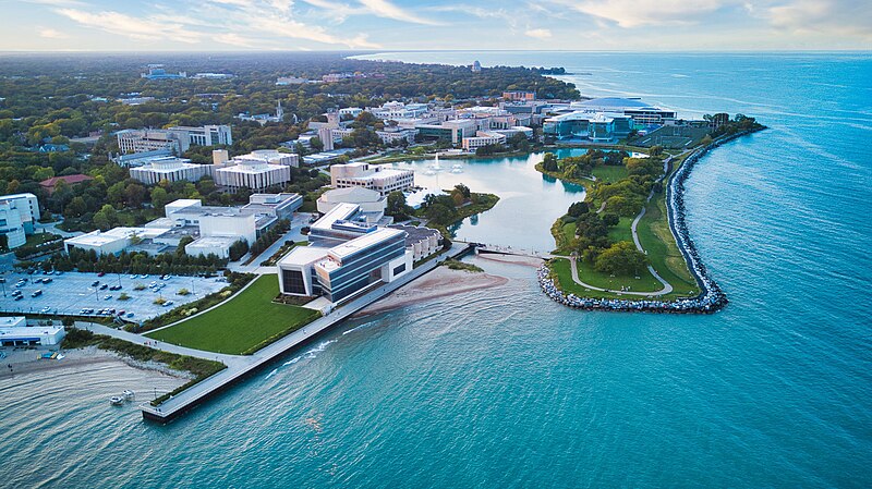 Northwestern University na Lake Michigan. Kredit: Joshsukoff, Wikimedia Commons, CC BY-SA 4.0.