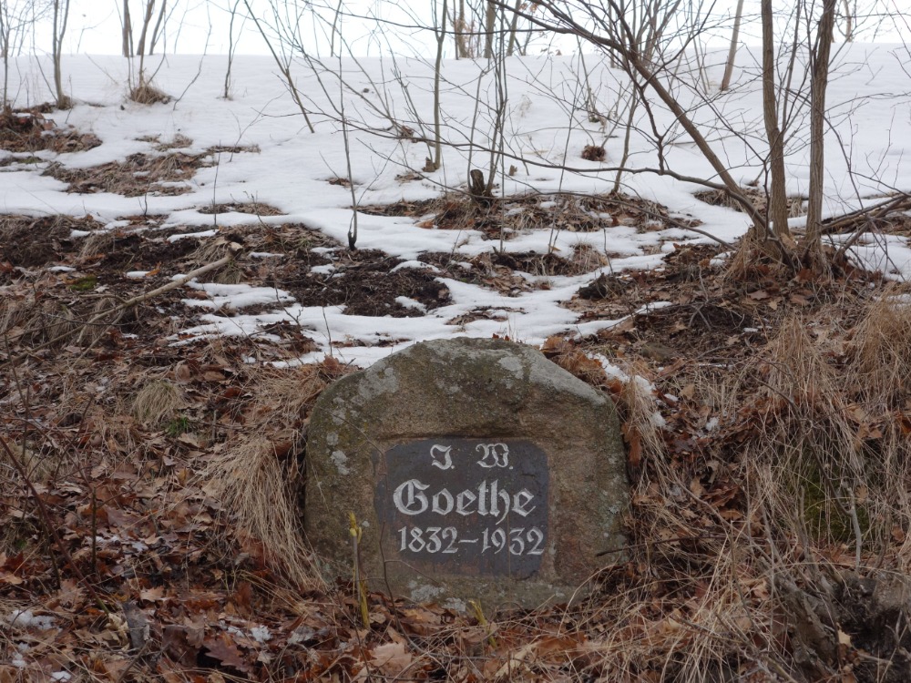 Svůj bludný balvan má také J. W. Goethe. Pomník v Radimi. Foto: A. Uhlíř, únor 2023.