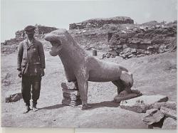 Řecký dělník u jednoho z Délských lvů, provizorně restaurovaného hned po objevení rolu 1906. Konec 7. století před n. l. Lví terasa byla darem Naxu Apollónovi. Archiv Francouzské školy v Athénách. Kredit: Zde, Wikimedia Commons. Licence CC 4.0.