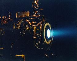 Test iontového pohonu (1999). Kredit: NASA, Wikimedia Commons.