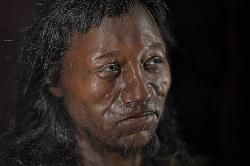 Cheddar Man, typický evropský mezolitik tmavé pleti. Kredit: Werner Ustorf, Wikimedia Commons, CC BY-SA 4.0.