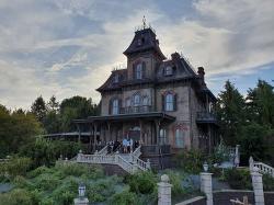 Strašidelný dům Phantom Manor v Disneylandu v Paříži. Kredit: Arrowdynamics, Wikimedia Commons, CC BY-SA 4.0.