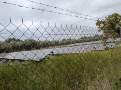 I když mají v Řecku daleko lepší podmínky pro solární zdroje, velkých fotovoltaických zdrojů je tam daleko méně, než je tomu v Německu. Jedna z relativně mála fotovoltaik na Korfu (foto autor).