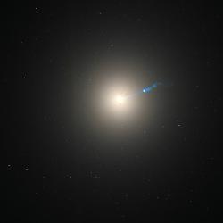 Podivuhodná eliptická galaxie Messier 87. Kredit: NASA, STScI, WikiSky, Wikimedia Commons, CC BY-SA 4.0.