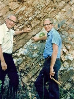 Fyzik Luis Alvarez (vlevo) a jeho syn, geolog Walter Alvarez, na slavné lokalitě s mořskými vápenci z přelomu období křídy a paleogénu u italského města Gubbio (snímek z roku 1981). Výrazné snížení biodiverzity dírkonošců (foraminifer), který je možné sledovat na přelomu obou geologických období, vedl nakonec oba vědce i s jejich kolegy k nesmírně významné impaktní teorii. Kredit: U. S. Government – Lawrence Berkeley Laboratory; Wikipedia (volné dílo)