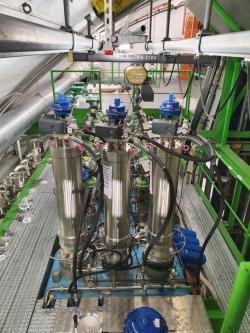 Nové turbíny a tepelné výměníky, které byly instalovány do heliových chladících jednotek (zdroj CERN).
