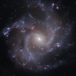 Galaxie NGC 5468 je jednou z nejvzdálenějších, ve které studoval Hubblův teleskop, a nyní i Webbův, systematicky cefeidy. Její vzdálenost je 138 milionů světelných let (zdroj NASA).