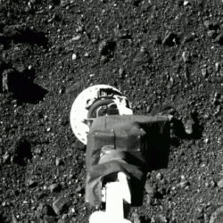 Odběr vzorku sondou OSIRIS-REx na planetce Bennu (zdroj NASA).