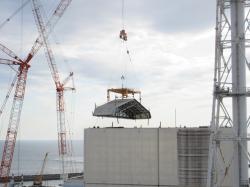 Dokončení odstraňování střechy provizorního krytu prvního bloku (zdroj TEPCO).
