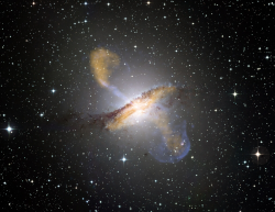 Aktivní galaxie Centaurus A s malebnými polárními výtrysky. Kredit: ESO/WFI (Optical); MPIfR/ESO/APEX/A.Weiss et al. (Submillimetre); NASA/CXC/CfA/R.Kraft et al. (X-ray).