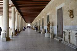 Attalova stoa, nyní Muzeum Staré agory v Athénách, vnější galerie slouží jako lapidárium. Kredit: Zde, Wikimedia Commons. Licence CC 4. 0.