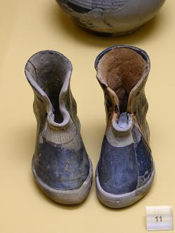 Pár terakotových bot. Obětiny z raně geometrického kremačního pohřbu ženy, asi 900 let před n. l. Kredit: Zde, Wikimedia Commons. Licence CC 4.0.