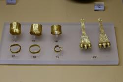 Zlaté šperky: prsteny (normální a široké) a velké náušnice, kolem 850 před n. l. Kredit: Zde, Wikimedia Commons. Licence CC 4.0.